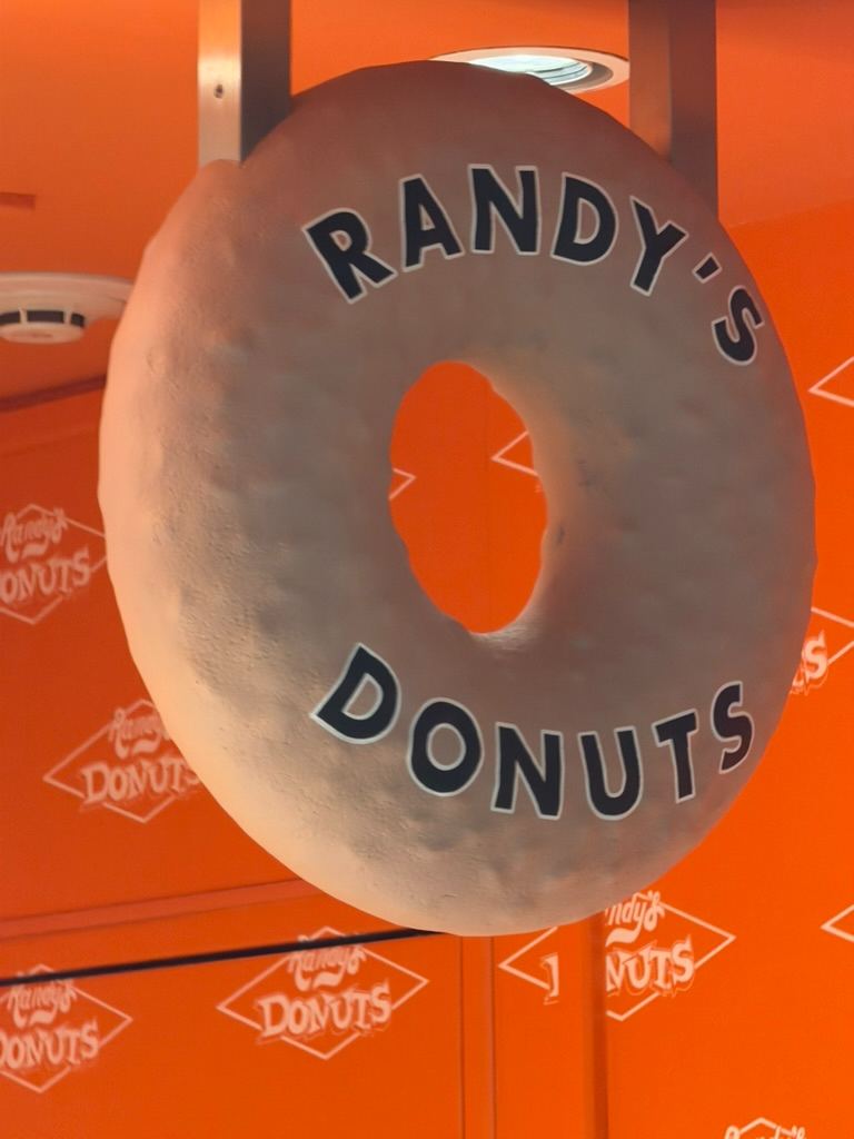 A Taste of LA in Tokyo: Trying Randy’s Donuts!🍩✨