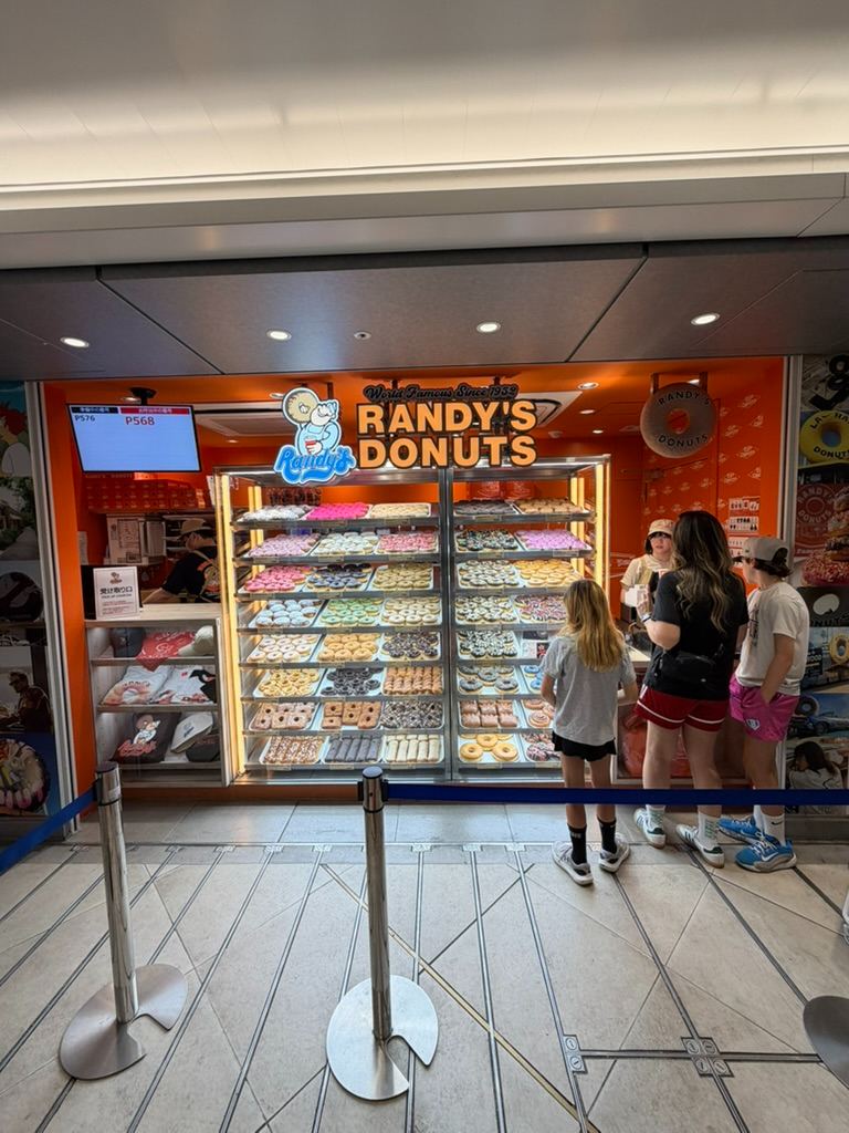 A Taste of LA in Tokyo: Trying Randy’s Donuts!🍩✨
