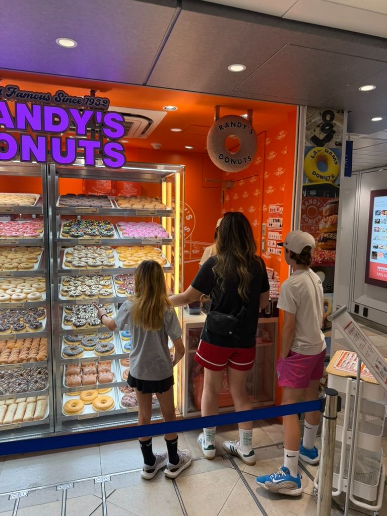 A Taste of LA in Tokyo: Trying Randy’s Donuts!🍩✨