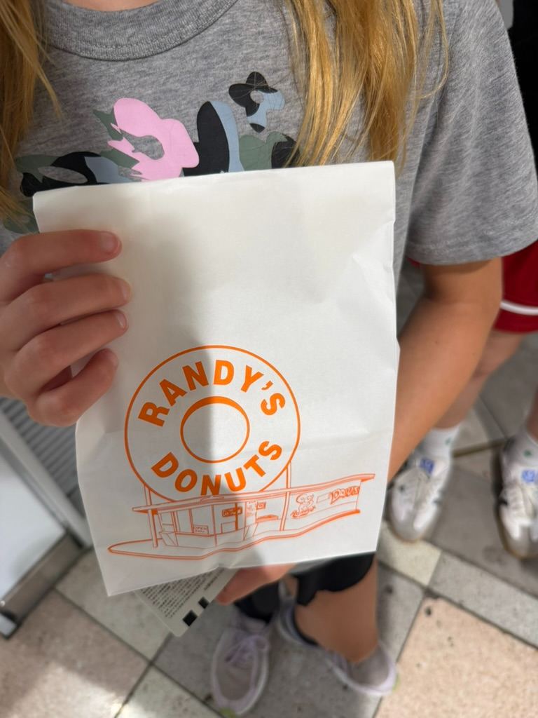 A Taste of LA in Tokyo: Trying Randy’s Donuts!🍩✨