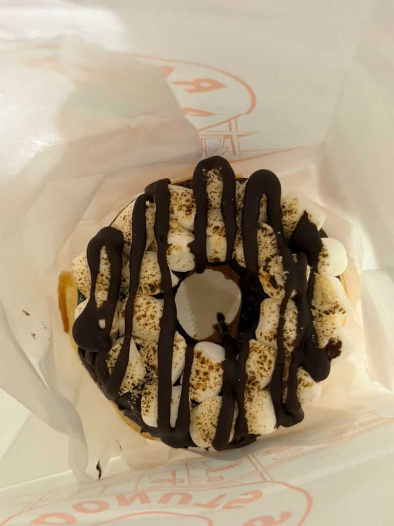 A Taste of LA in Tokyo: Trying Randy’s Donuts!🍩✨