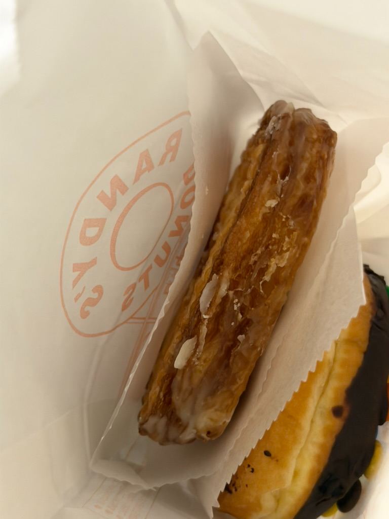 A Taste of LA in Tokyo: Trying Randy’s Donuts!🍩✨