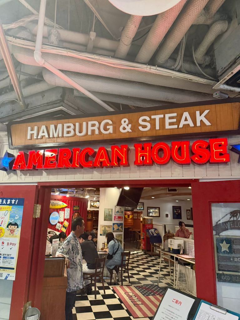 A Taste of Home: Classic Diner Vibes at American House Bar & Grill 🍔✨