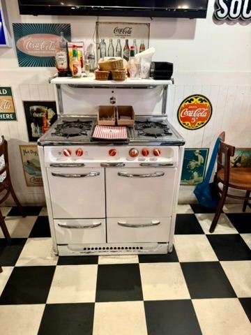 A Taste of Home: Classic Diner Vibes at American House Bar & Grill 🍔✨
