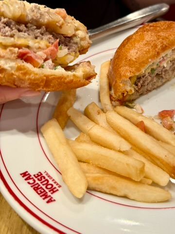 A Taste of Home: Classic Diner Vibes at American House Bar & Grill 🍔✨