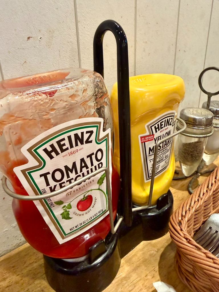 A Taste of Home: Classic Diner Vibes at American House Bar & Grill 🍔✨